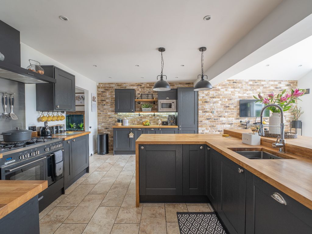 4 bed semidetached house for sale in Caversham Close, Southampton