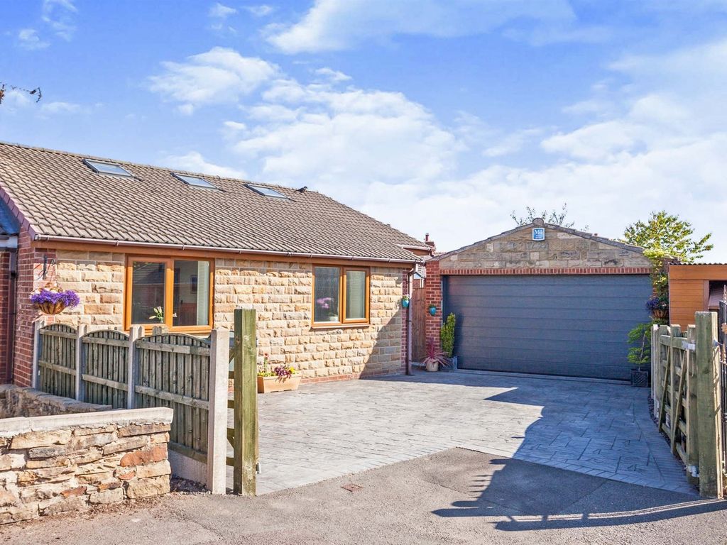 3 bed semidetached bungalow for sale in The Crescent, Netherton