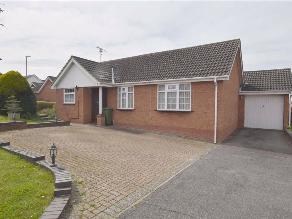 3 bed detached bungalow for sale in Kingsdown Close, Basildon, Essex