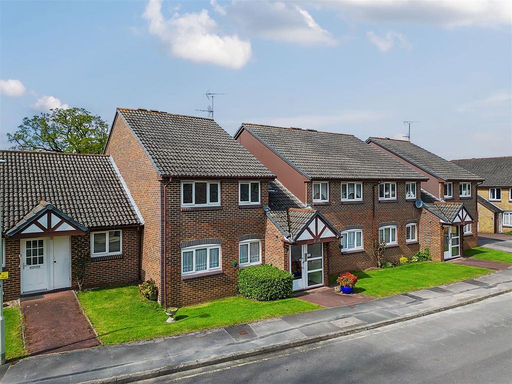 2 bed property for sale in Acorn Drive, Wokingham, Berkshire RG40, £