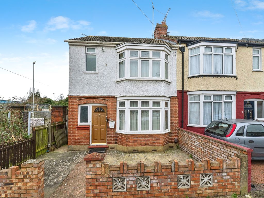 2 bed semidetached house for sale in Thornhill Road, Luton