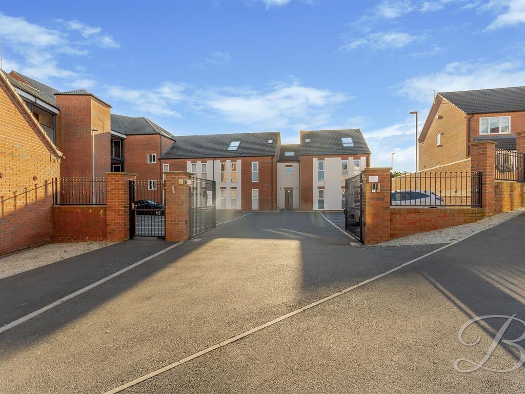 2 bed flat for sale in Woodland Park View, Mansfield NG18, £135,000
