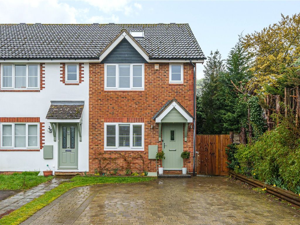 3 bed end terrace house for sale in White Hart Close, Chalfont St