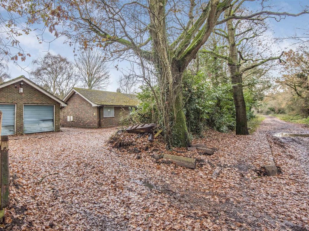 4 bed detached bungalow for sale in Nash Grove Lane Finchampstead