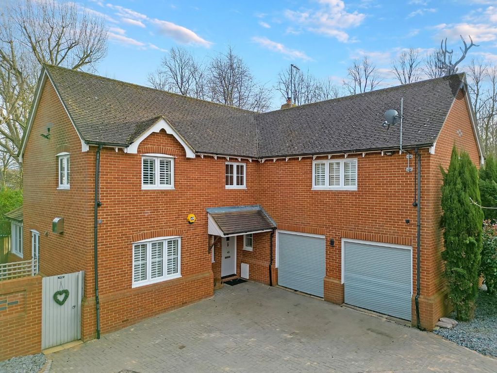5 bed detached house to rent in Epping Road, North Weald, Epping CM16