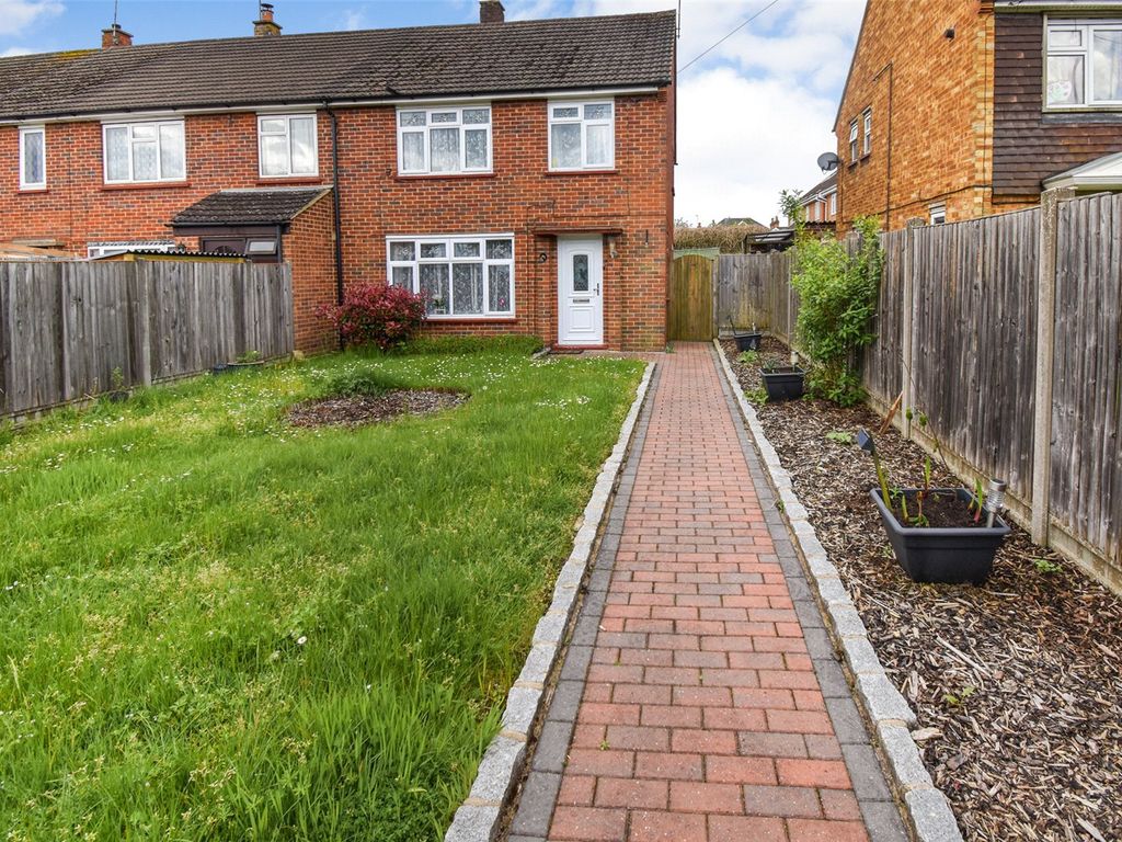 3 bed end terrace house to rent in Longfield Road, Ash, Aldershot