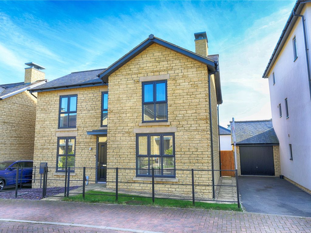 5 bed link detached house for sale in Clover Drive, Cheltenham