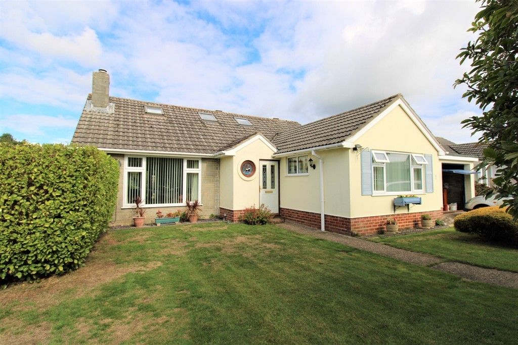 3 bed detached bungalow for sale in Dunbar Crescent, Highcliffe