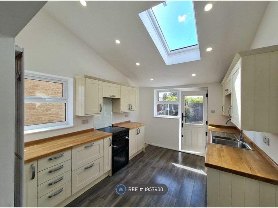 3 bed semidetached house to rent in Empingham Road, Stamford PE9, £