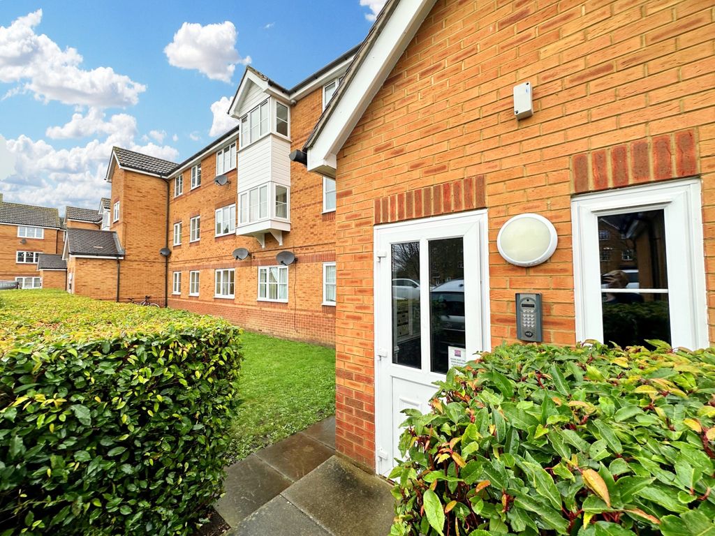 2 bed flat to rent in Aspen Grove, Aldershot GU12, £1,150 pcm Zoopla