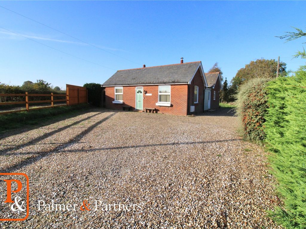 3 bed bungalow for sale in Snape Road, Knodishall, Saxmundham, Suffolk