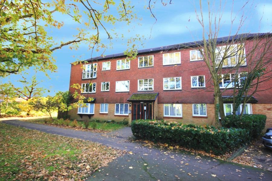2 bed flat to rent in Woking, Surrey GU21, £1,150 pcm Zoopla