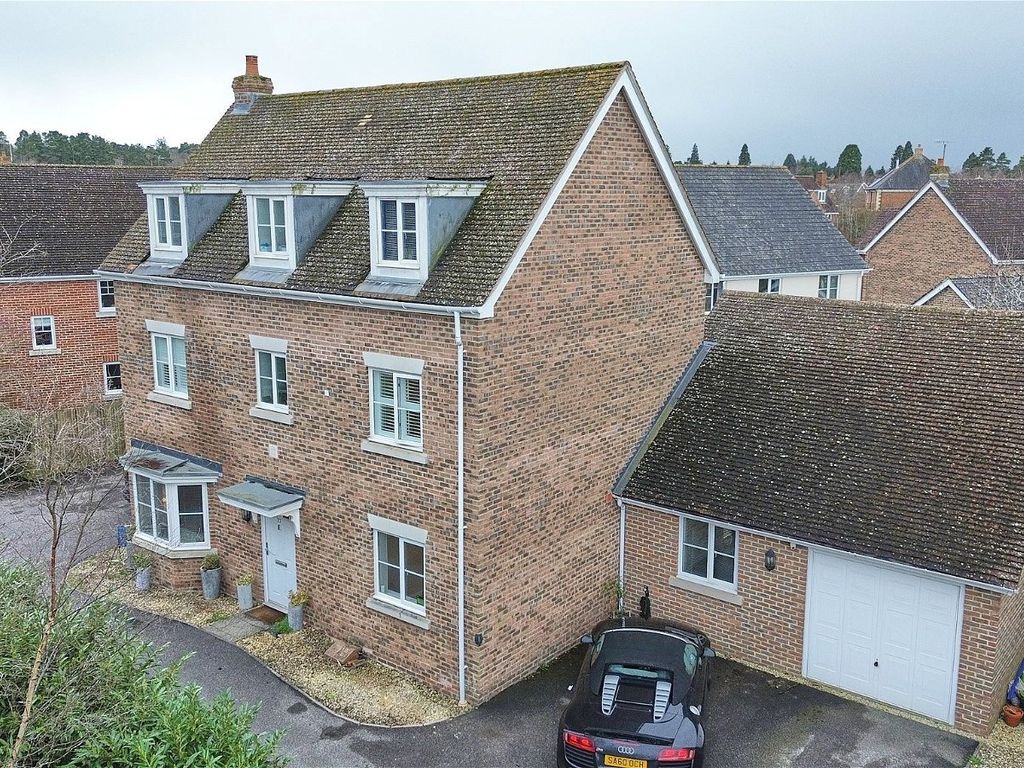 5 bed detached house for sale in St. Swithins Road, Fleet GU51, £