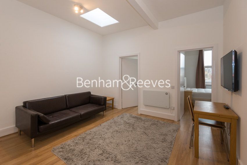 2 bed flat to rent in Earls Court Road, Earl's Court SW5, £2,500 pcm