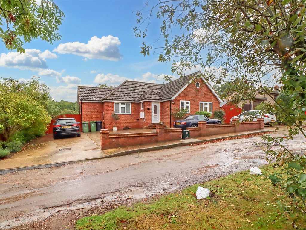 4 bed detached bungalow for sale in Ramsden View Road, Wickford SS12, £