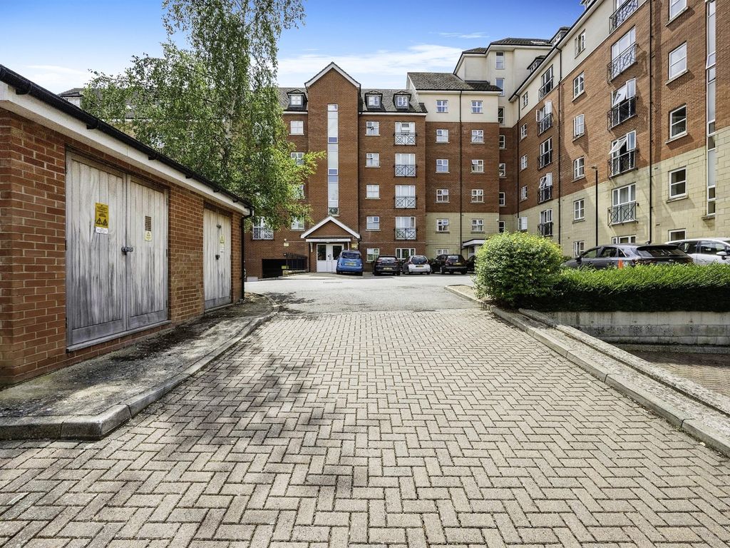 2 bed flat for sale in Palgrave Road, Bedford MK42, £215,000 Zoopla