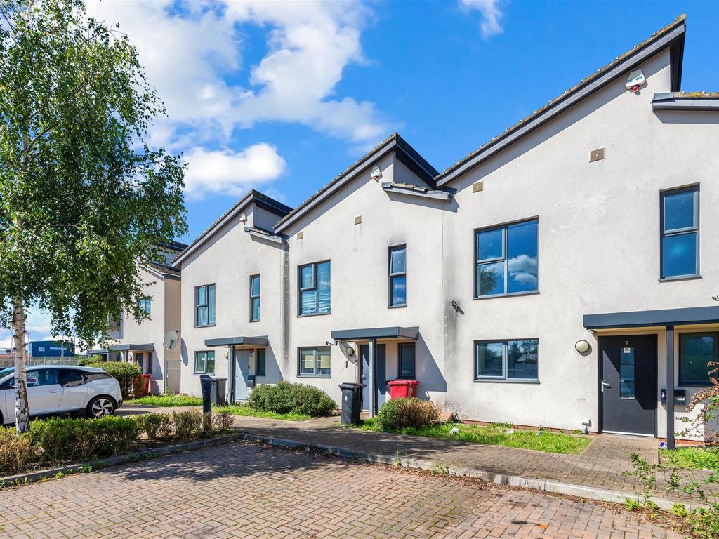 3 bed terraced house for sale in Primary Road, Slough SL1, £385,000