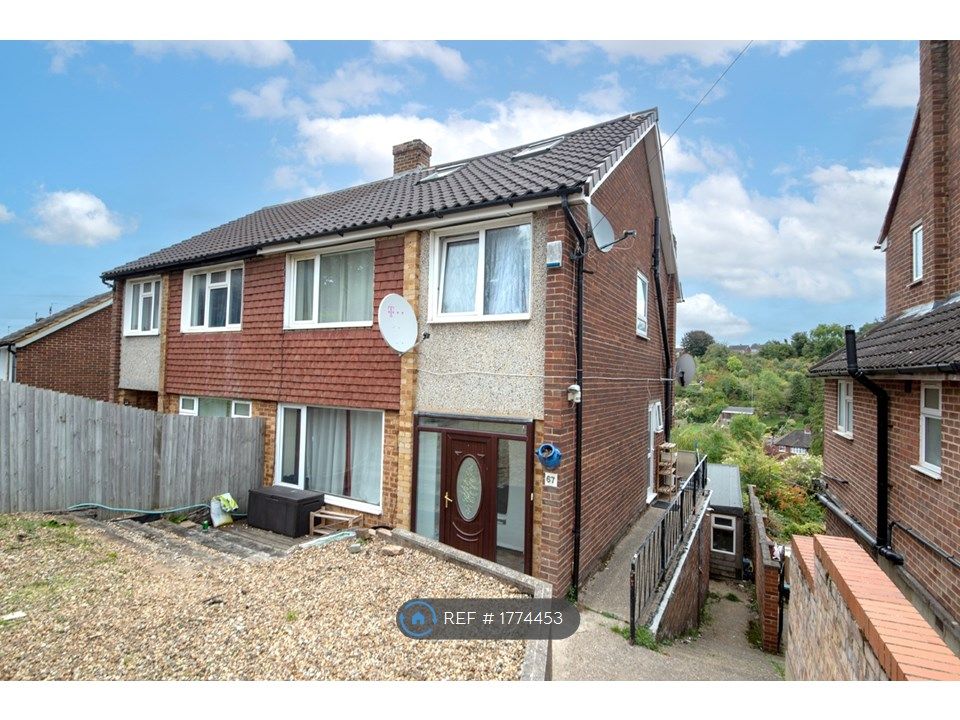 4 bed semidetached house to rent in Deeds Grove, High HP12