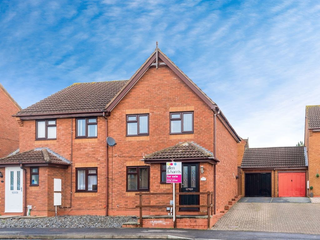 3 bed semidetached house for sale in Thornhill Drive, Blunsdon