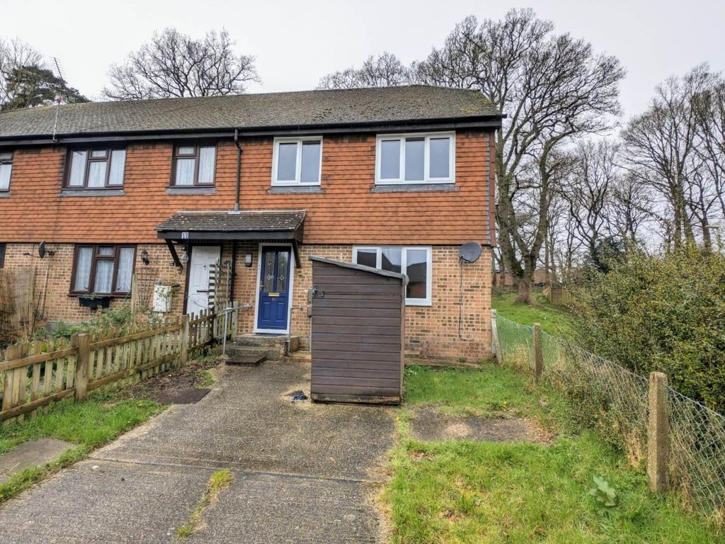 3 bed end terrace house for sale in Kingfisher Close, Bordon GU35, £