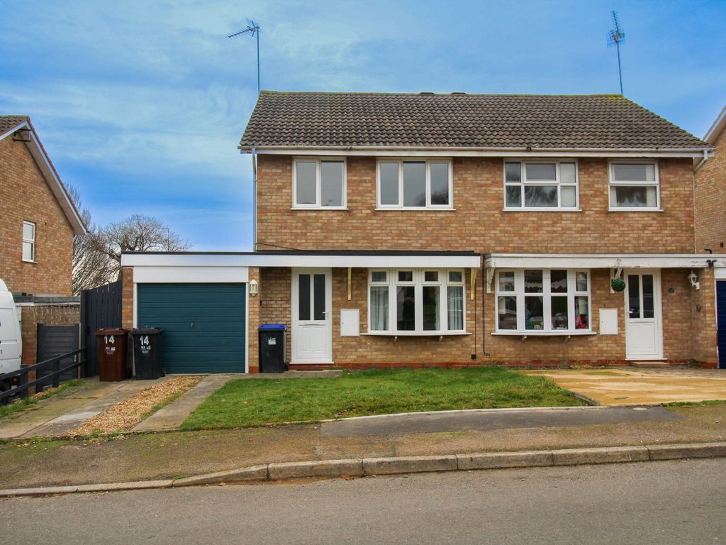 3 bed detached house to rent in Cavalry Drive, Daventry, Northants NN11