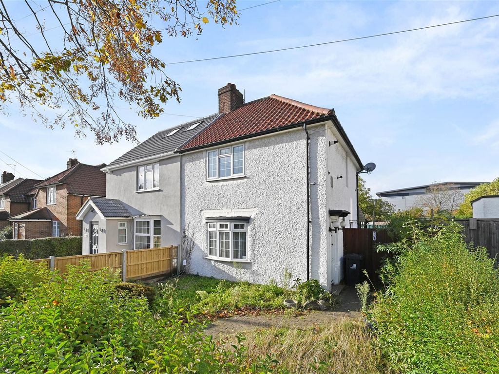 3 bed semidetached house for sale in Saxon Drive, London W3, £675,000