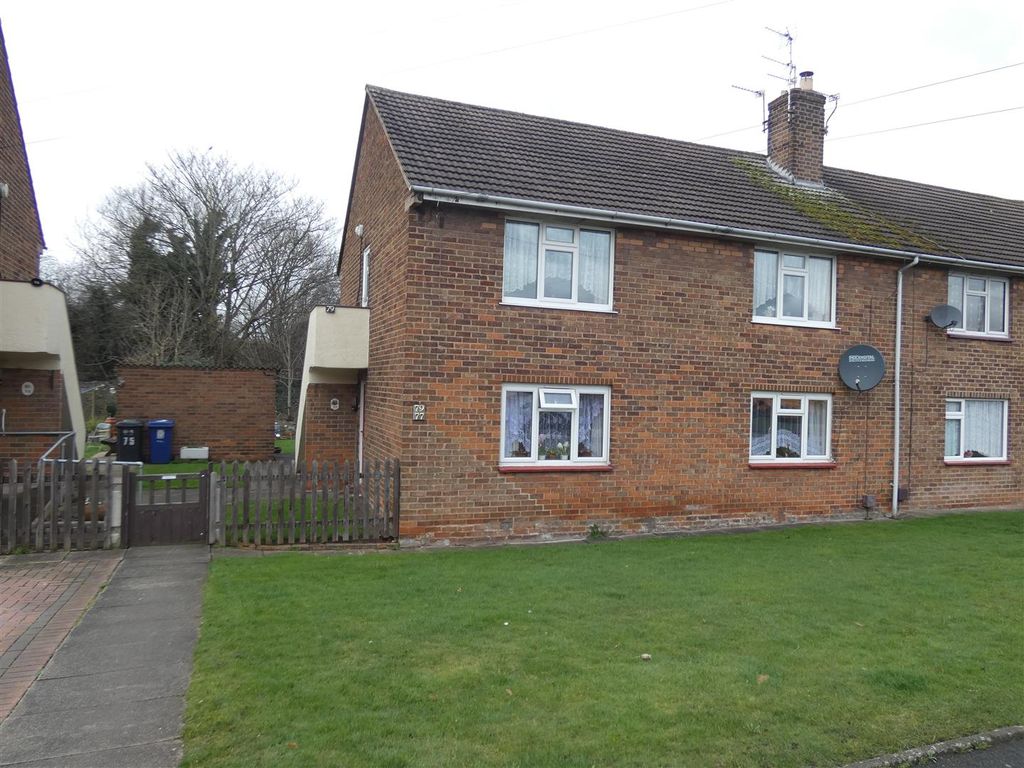 2 bed flat for sale in Masefield Crescent, Stretton, BurtonOnTrent
