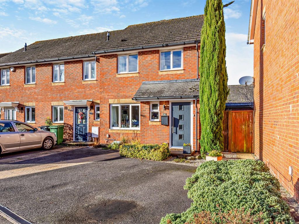 3 bed end terrace house for sale in Ragstone Fields, Boughton