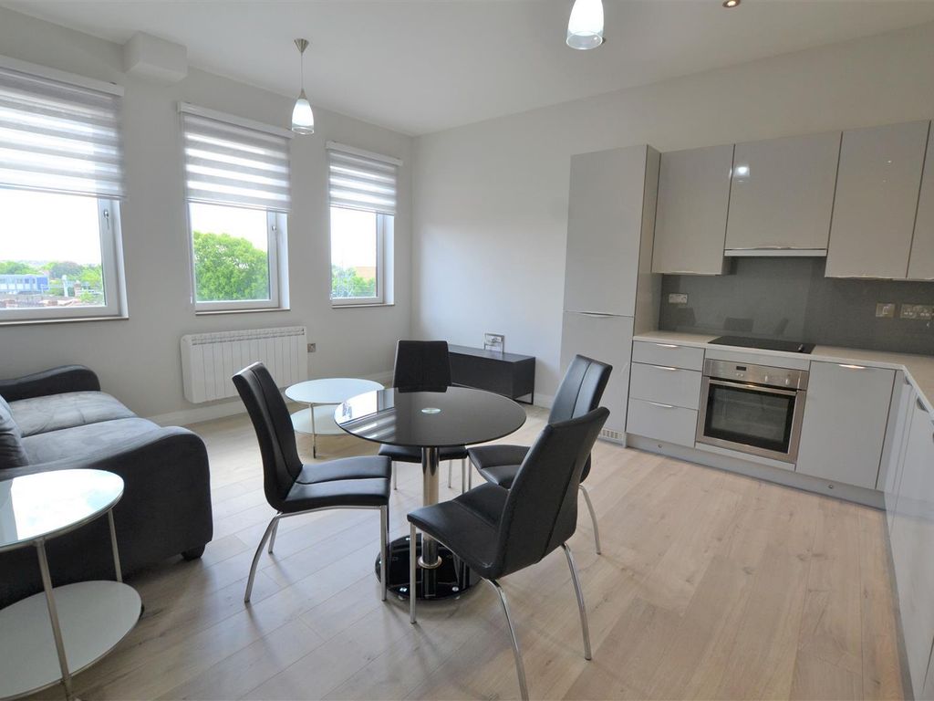 2 bed flat to rent in Broadway Parade, Station Road, West Drayton UB7