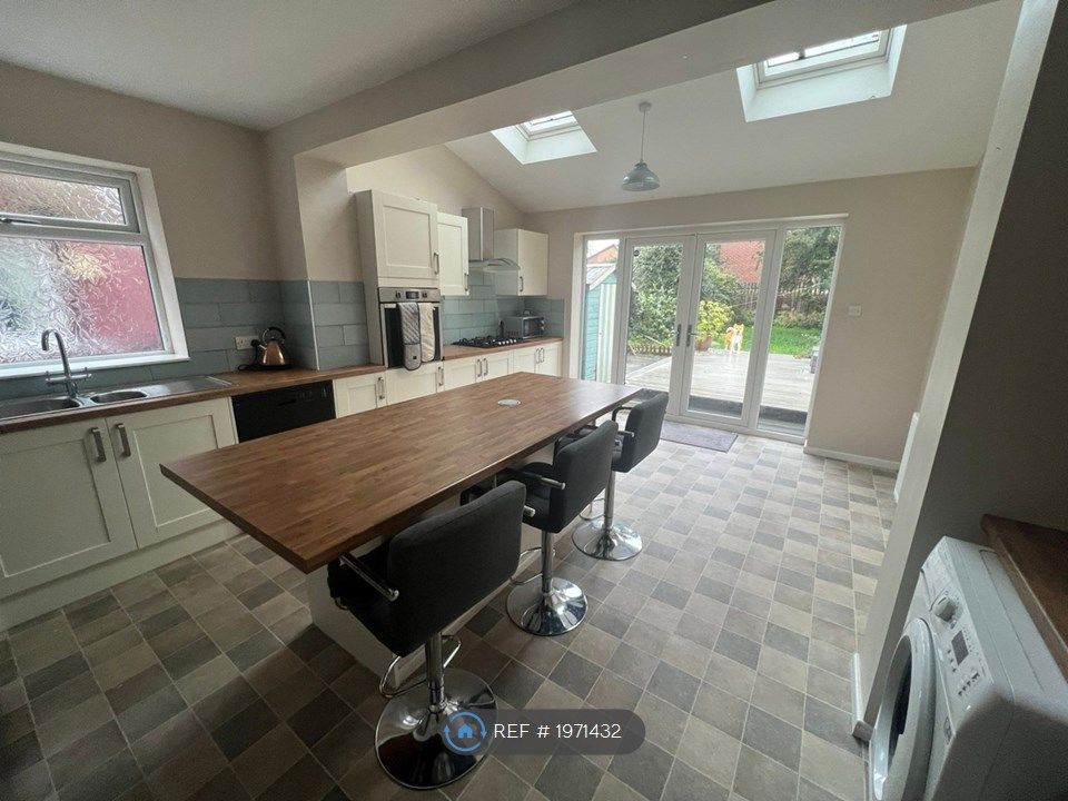 2 bed semidetached house to rent in Browning Road, Manchester SK5, £