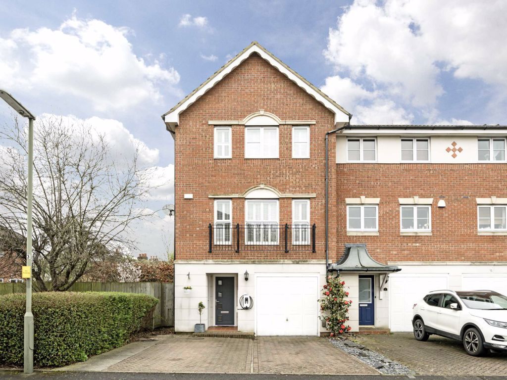 4 bed property for sale in Bowater Gardens, SunburyOnThames TW16 Zoopla