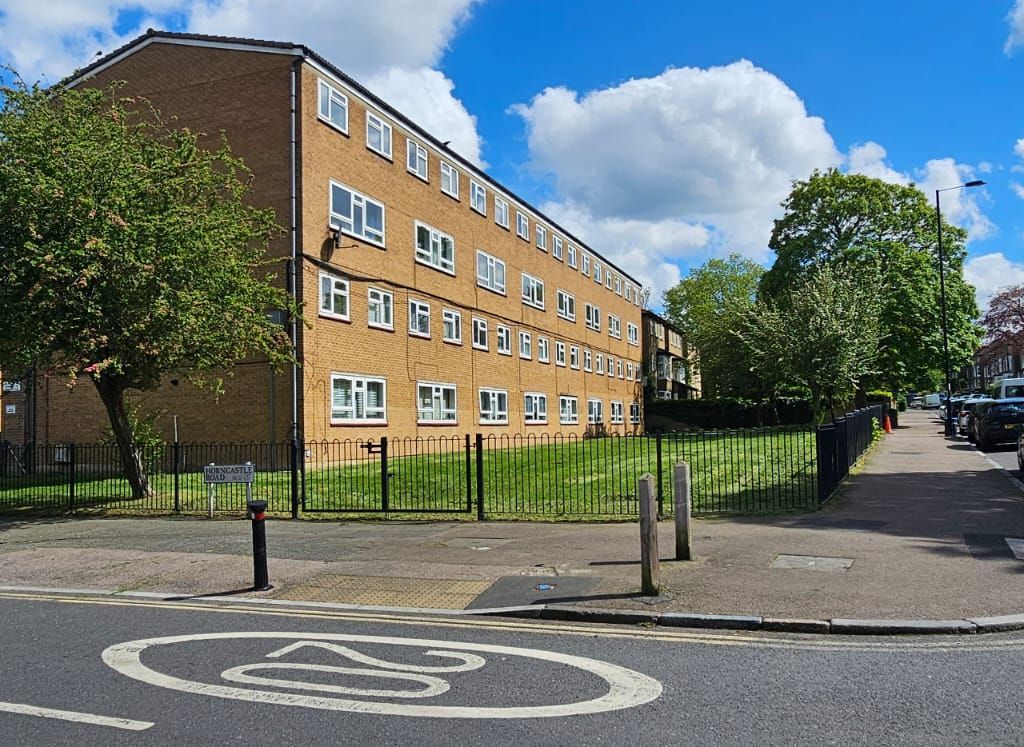3 bed for sale in Horncastle Road, London SE12, £350,000