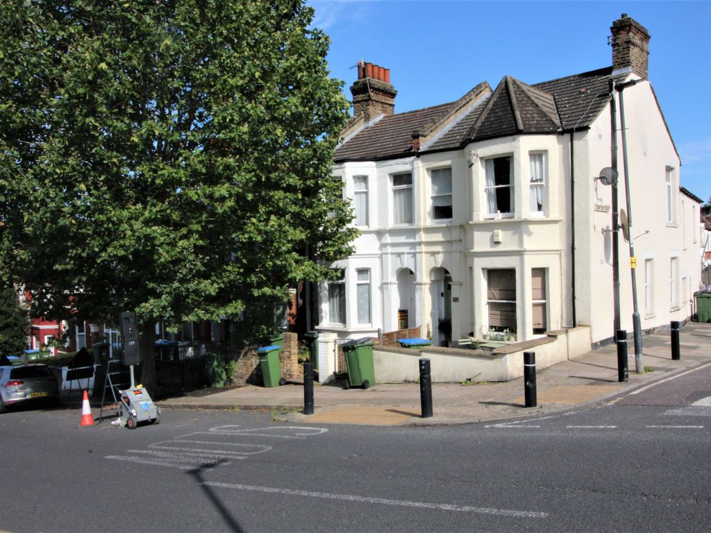 2 bed flat to rent in Plum Lane, London SE18, £1,595 pcm Zoopla