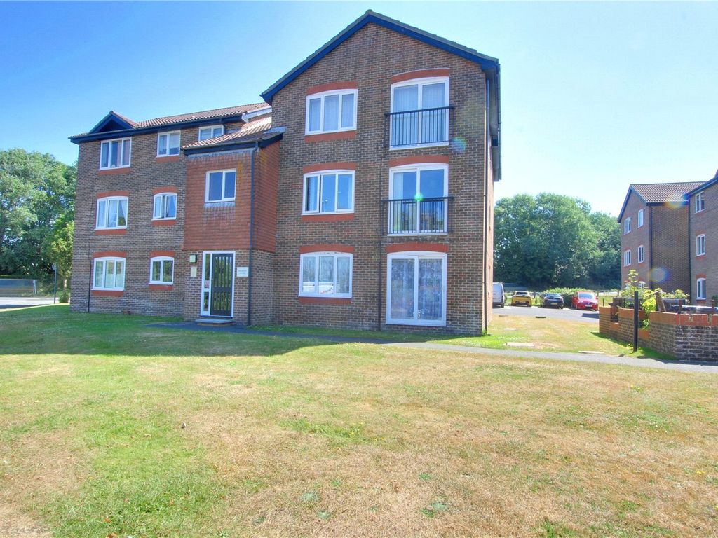 2 bed flat to rent in Salisbury House, Goring Street, Worthing, West