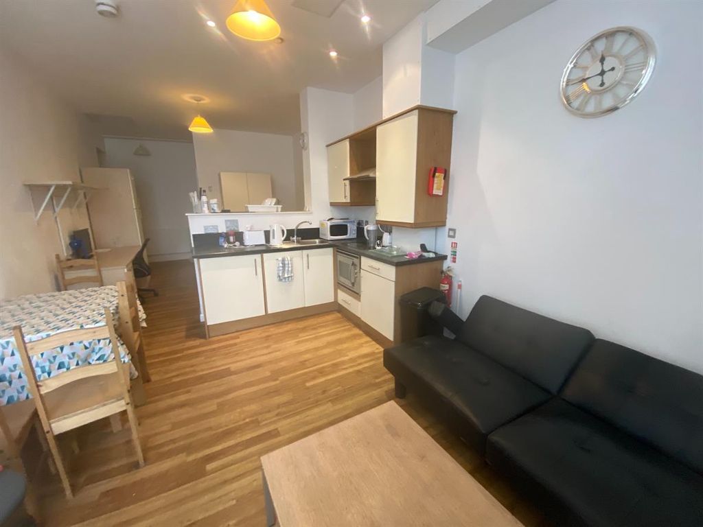 Studio to rent in Apartment, Portland House, The Kingsway, Swansea