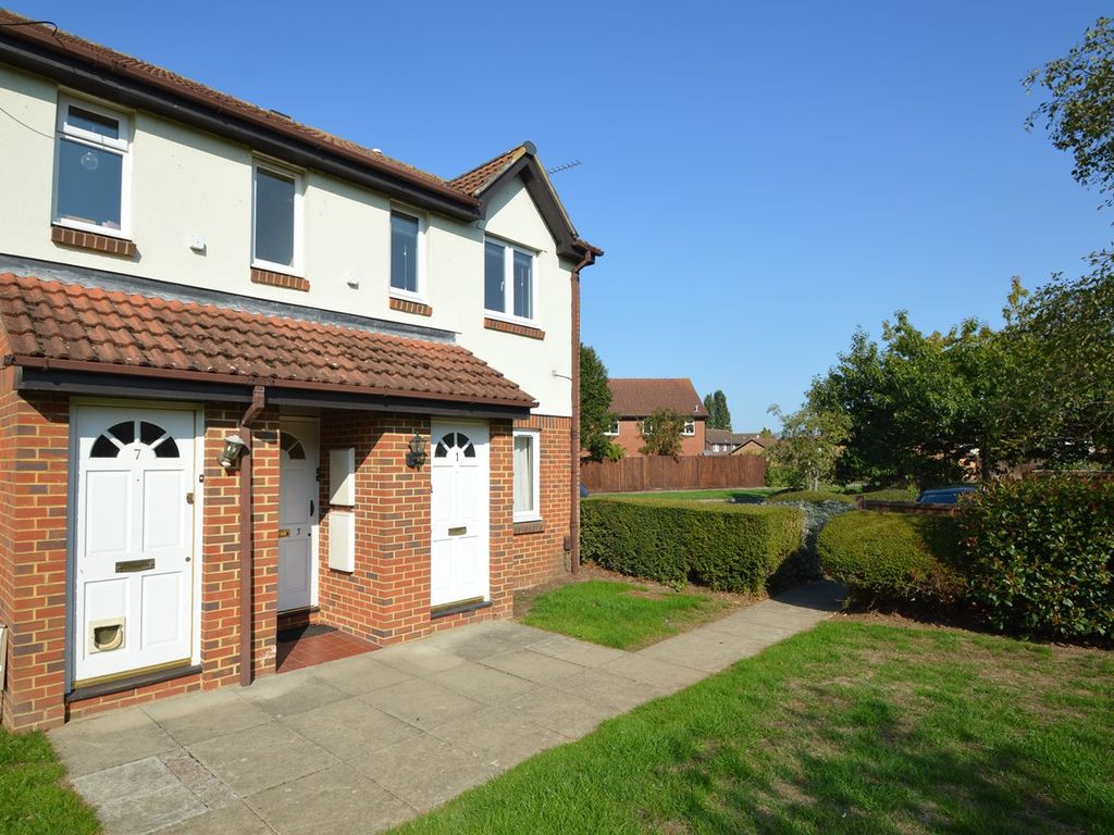 1 bed flat to rent in Vanbrugh Drive, WaltonOnThames KT12, £1,195 pcm