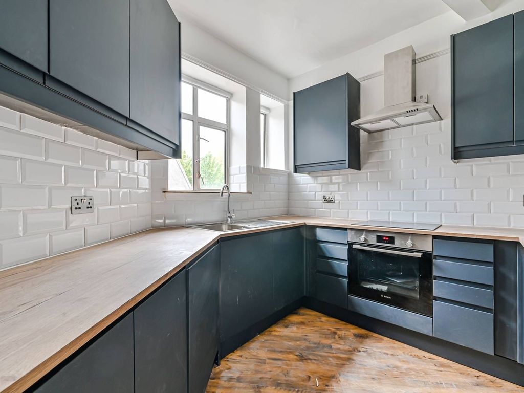 3 bed flat to rent in Clapham Common, Clapham Common South Side, London