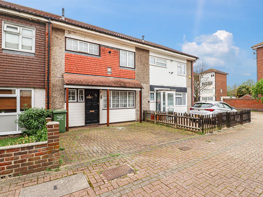 3 bed terraced house for sale in Caister Drive, Pitsea SS13 Zoopla