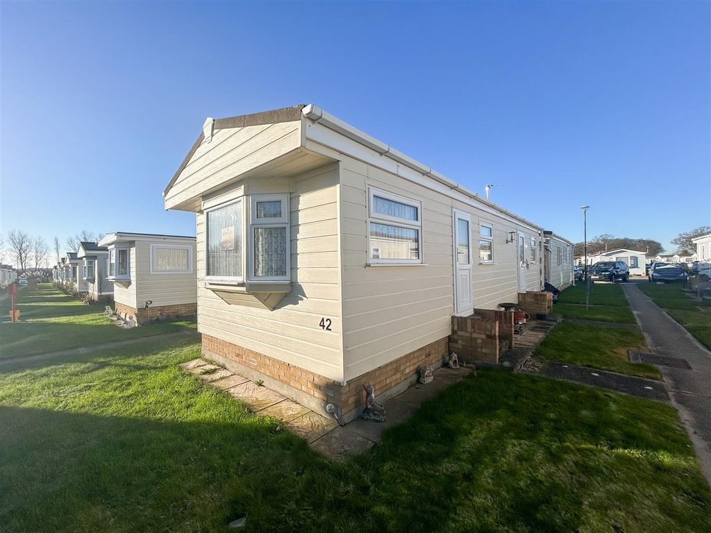 2 bed mobile/park home for sale in Meadowview Park, St. Osyth Road