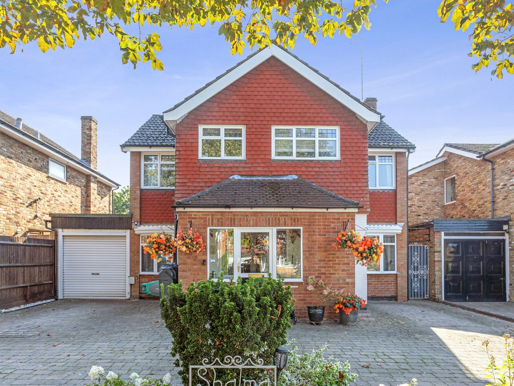 4 bed detached house for sale in Heathfield Road, Bushey WD23, £