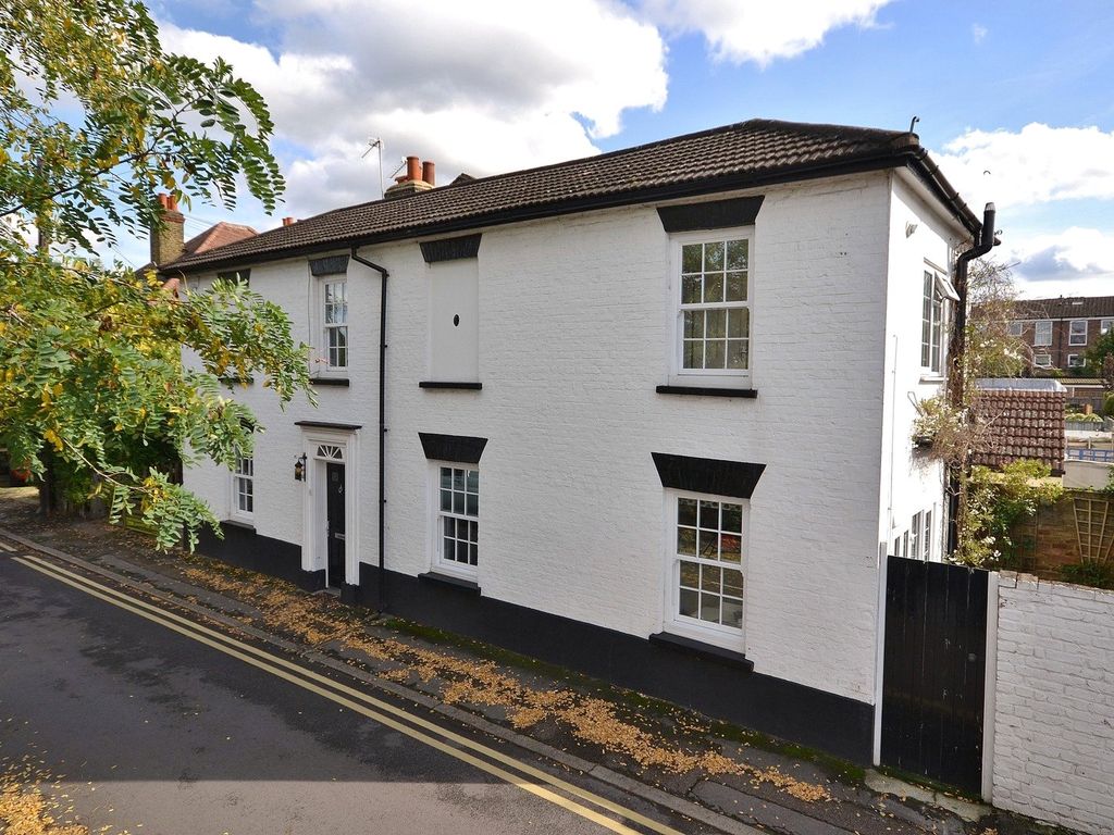 2 bed end terrace house for sale in Howard Street, Thames Ditton KT7, £
