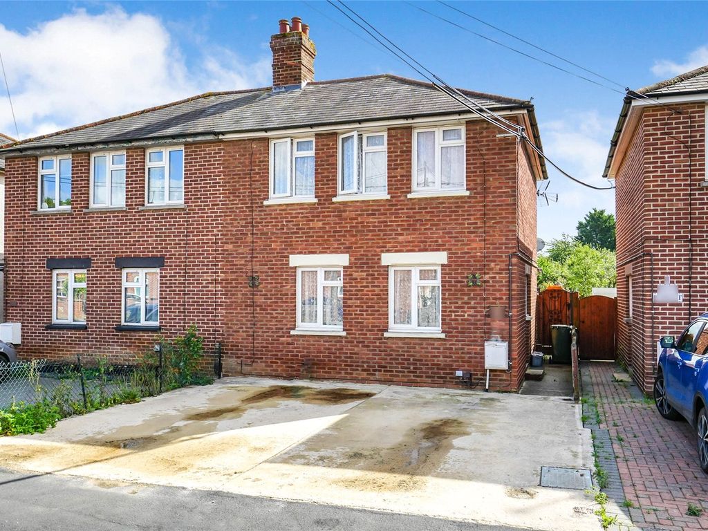 3 bed semidetached house for sale in West Street, Bicester