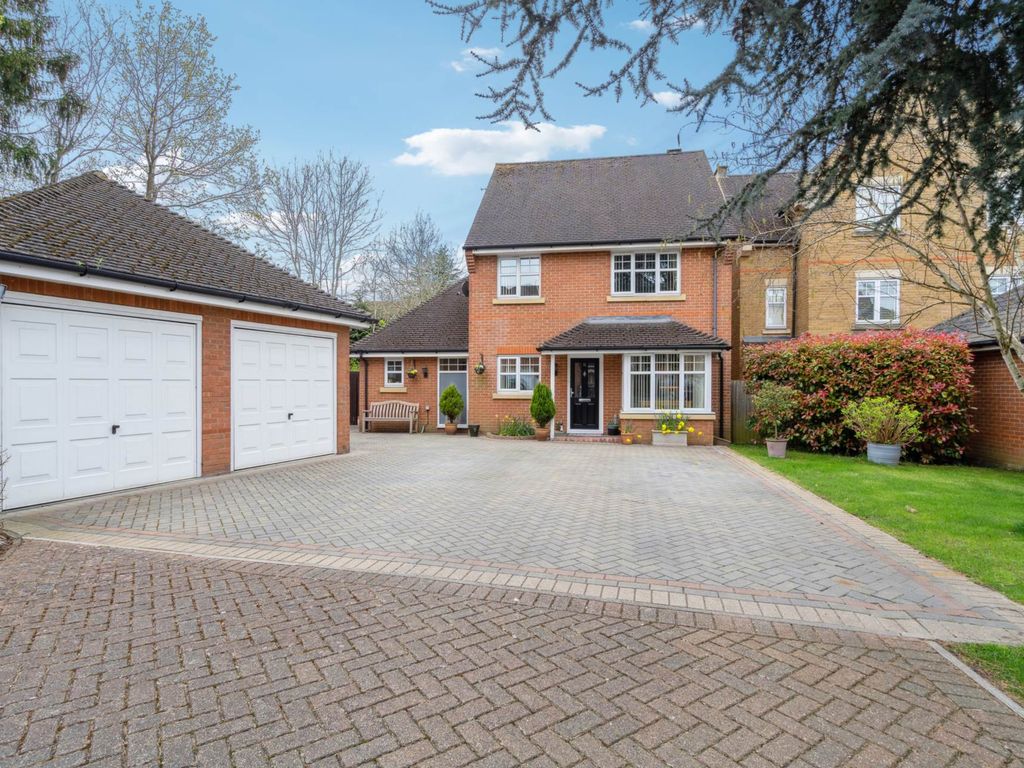 3 bed detached house for sale in Oakview Close, Oxhey WD19, £935,000