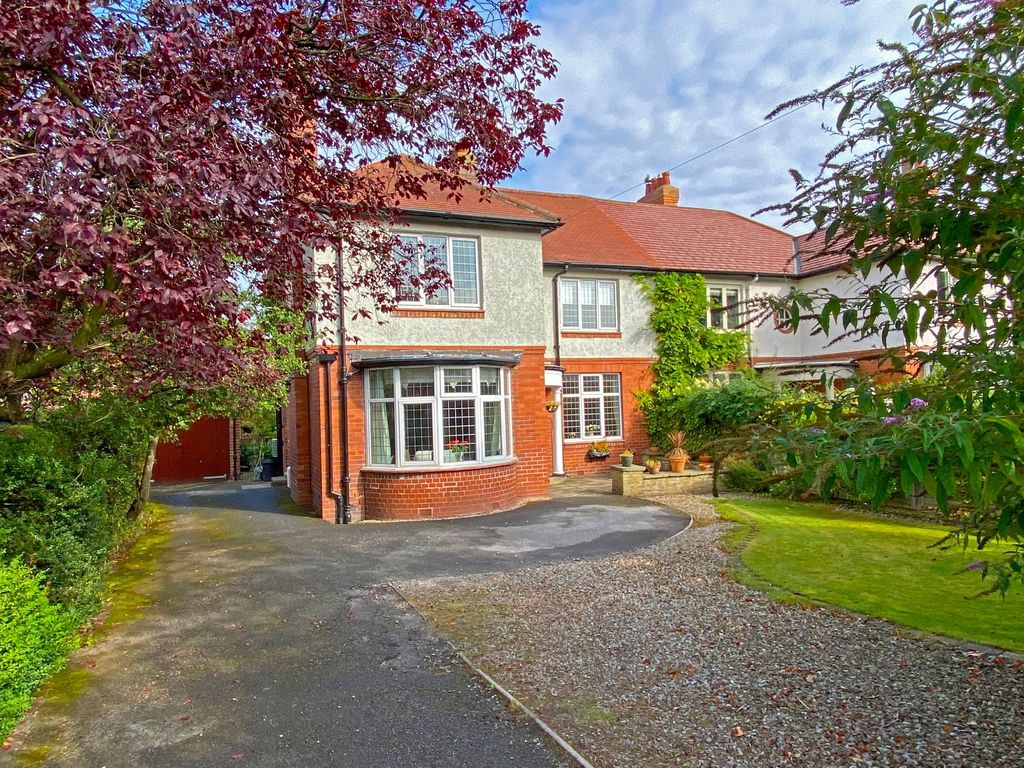 4 bed semidetached house for sale in Hookstone Chase, Harrogate HG2