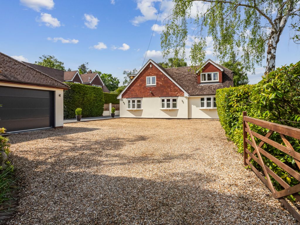 4 bed detached house for sale in Macdonald Road, Lightwater GU18, £