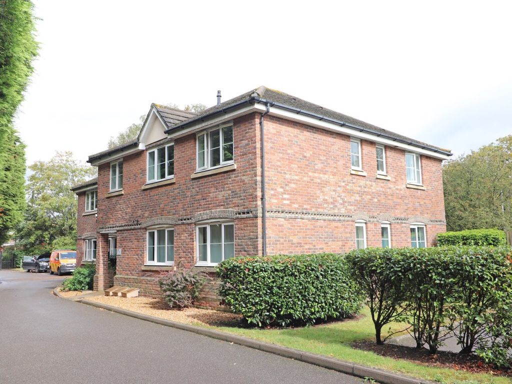 2 bed flat to rent in Latimer Court, Earlswood, Redhill RH1, £1,400 pcm