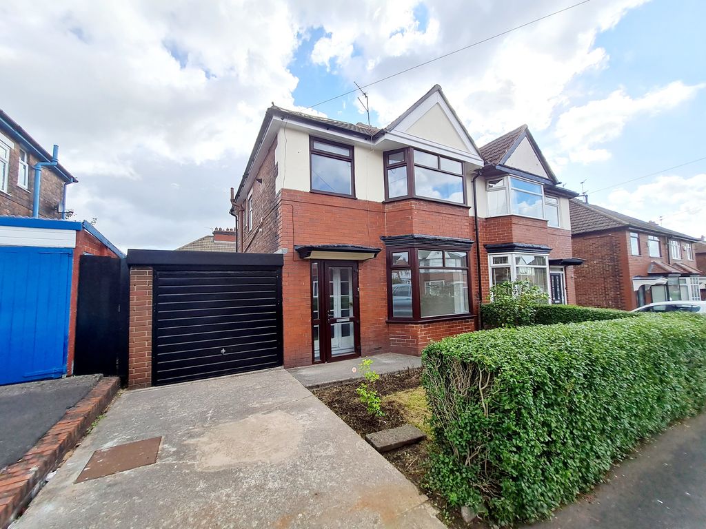 3 bed semidetached house to rent in Mount Road, Prestwich, Manchester