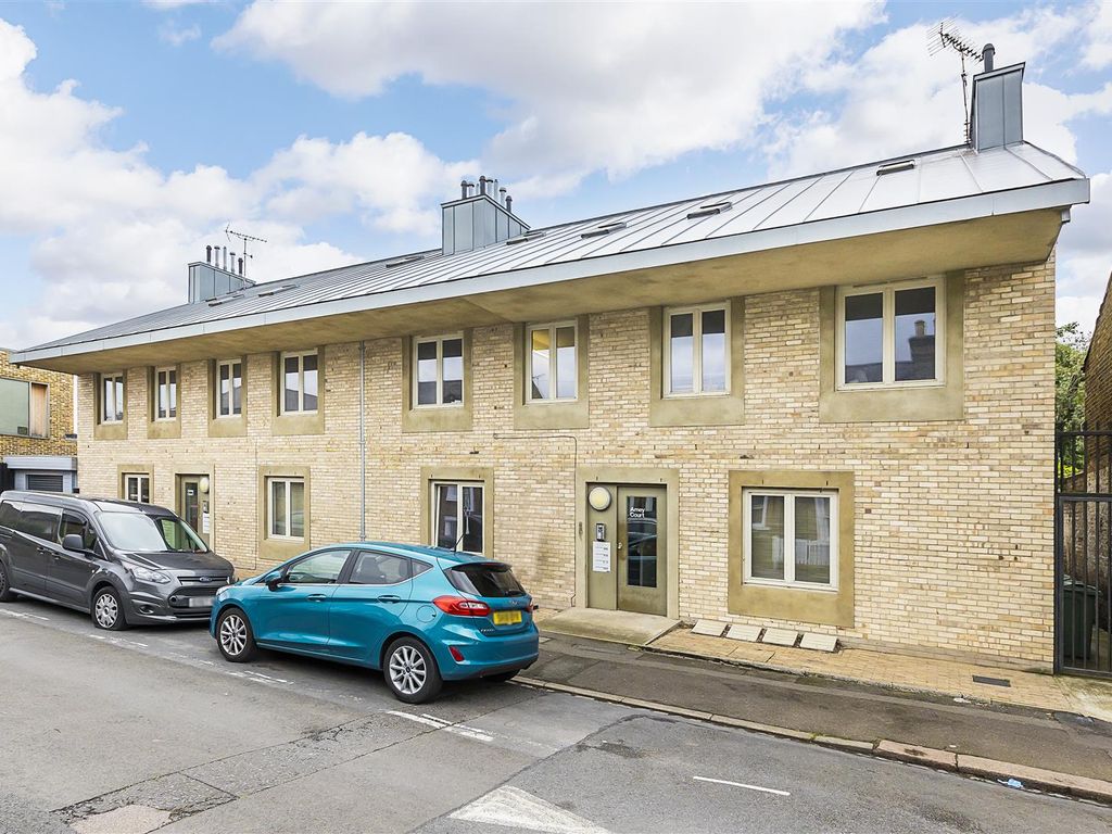 2 bed flat to rent in Amey Court, Grosvenor Rise East, London E17 Zoopla