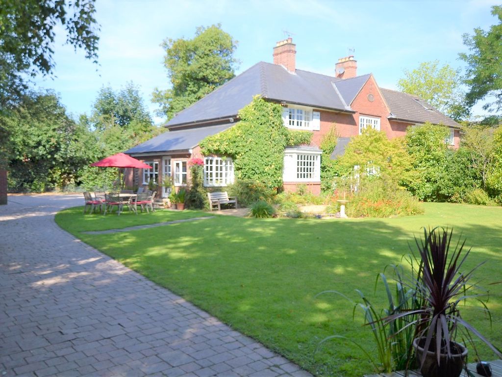 4 bed semidetached house for sale in London Road, Holmes Chapel, Crewe
