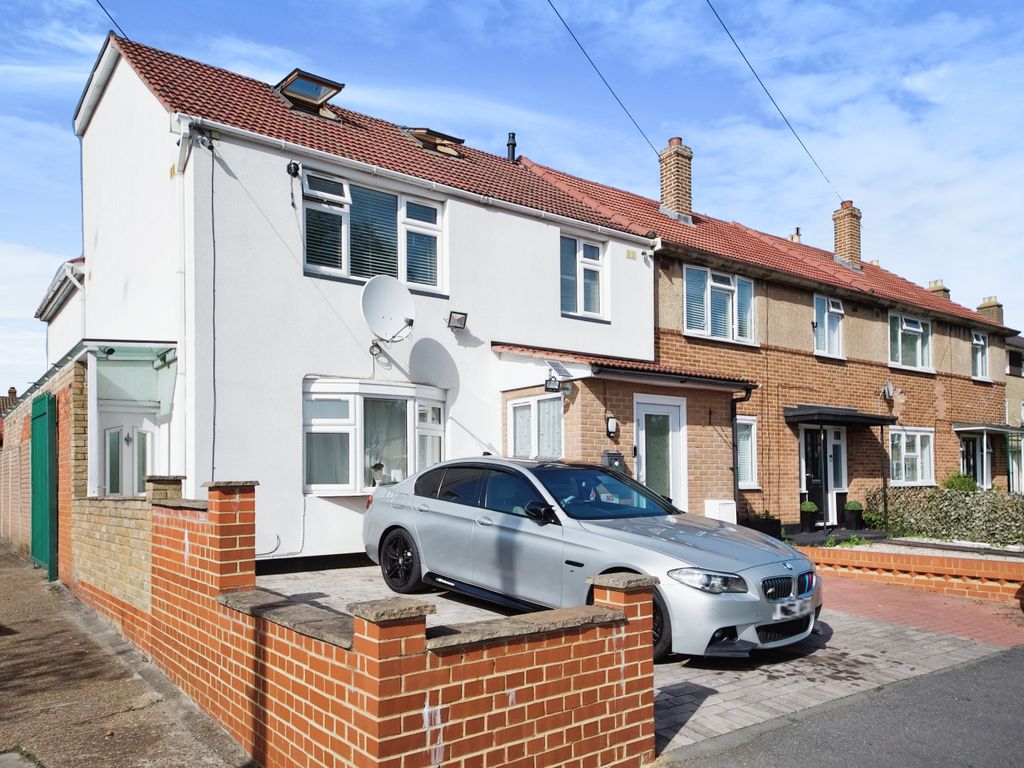 4 bed end terrace house for sale in Crabtree Avenue, Romford RM6, £